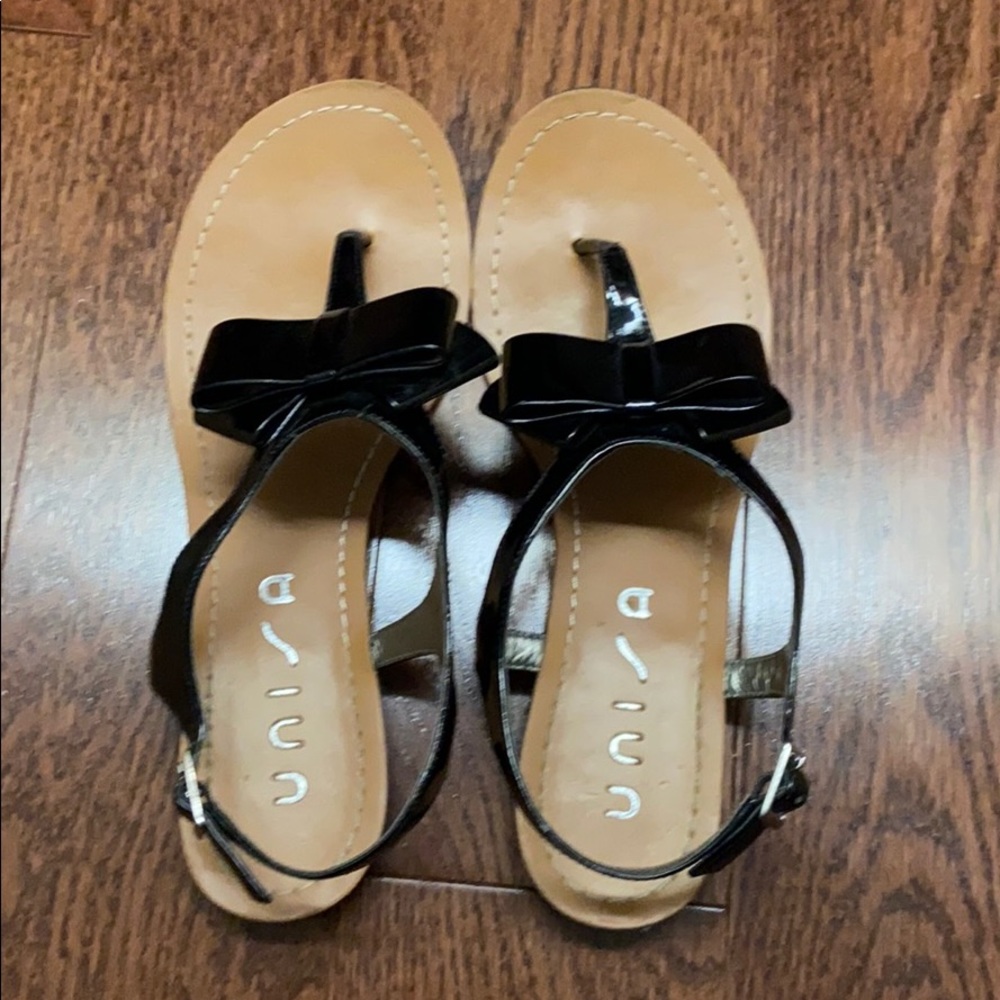 Black bow sandals!